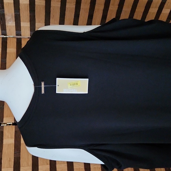 NWT! Michael MK cold shoulder top - Picture 4 of 9